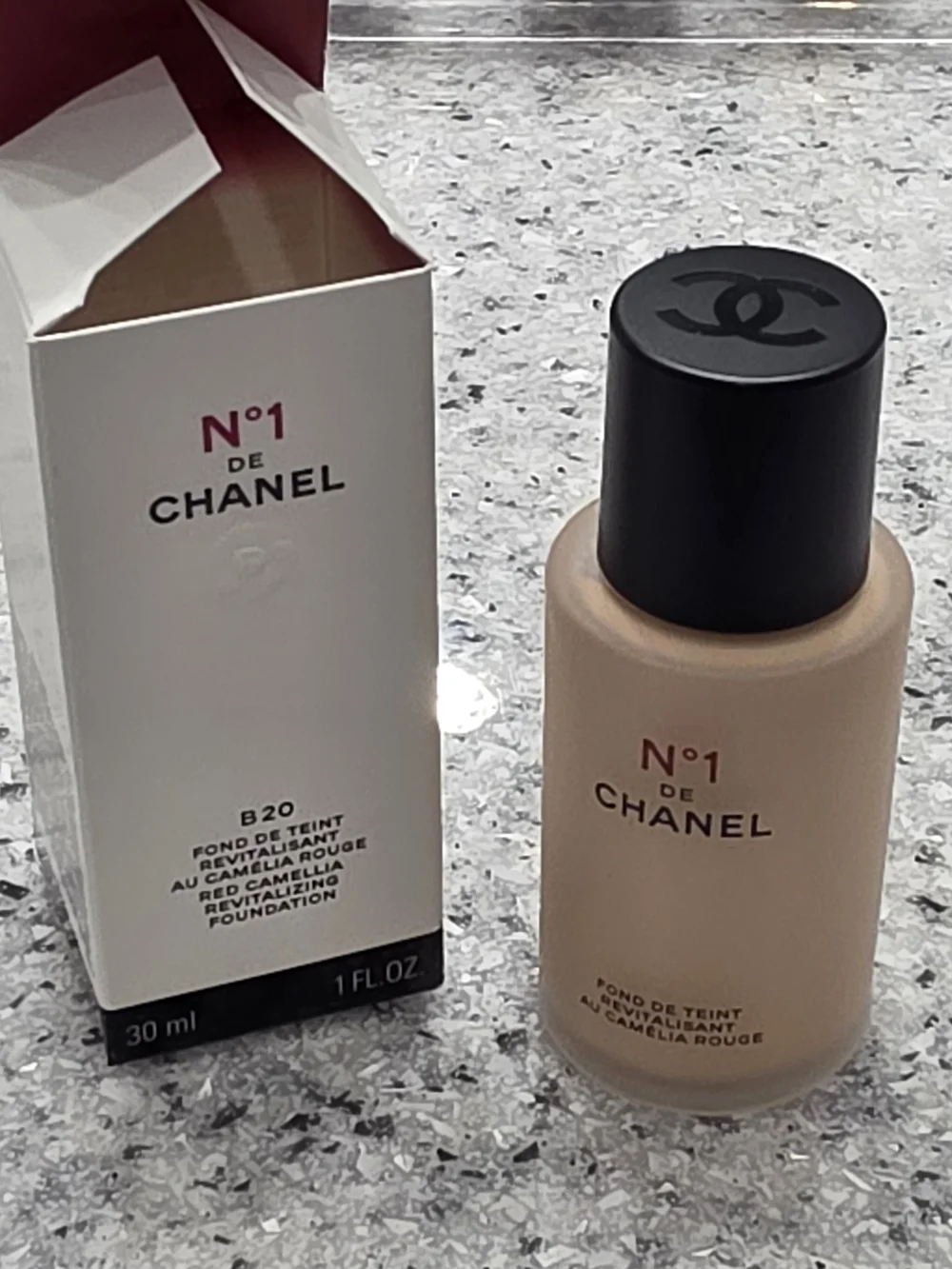 CHANEL N°1 De Teint Foundation – B20 Light-Medium (Neutral)
